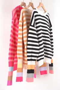 Collection de pulls en tricot rayés avec détails de poignets colorés