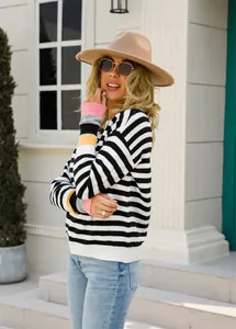 Pull décontracté en maille à col rond avec des manches à rayures colorées pour un look urbain