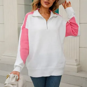 Losse gebreide damestrui met kwartritssluiting in wit en roze color-block design