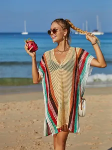 Copricostume da spiaggia bohémien all'uncinetto a righe arcobaleno per le vacanze