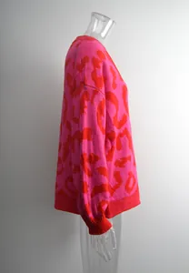 Seitenansicht eines leuchtend pink-roten Oversize-Strick-Cardigans mit Leopardenmuster