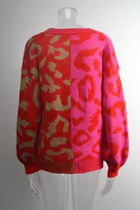 Rückansicht eines roten und rosa Strickpullovers mit Leopardenmuster und Patchwork-Design