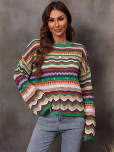 Dettaglio del maglione copricostume da spiaggia all'uncinetto a righe colorate
