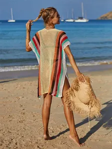 Vista posteriore di un copricostume da spiaggia in maglia a righe arcobaleno