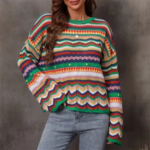 Dettaglio di un copricostume in maglia crochet a righe colorate ondulate per la spiaggia