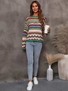 Vista completa di una donna che indossa un maglione traforato a righe colorate stile boho