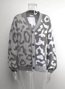 Detailansicht der grau-weißen Strickjacke mit Leopardenmuster-Patchwork und Knöpfen