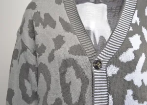 Detailansicht der Strickjacke mit Leopardenmuster, zeigt Stoffstruktur und Muster