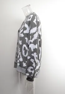 Detailansicht eines gemütlichen grau-weißen Strick-Cardigans mit Leopardenmuster für Damen.