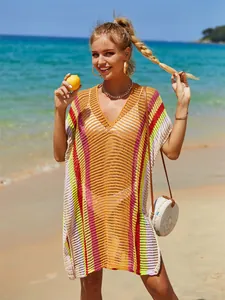 Modella indossa un copricostume da spiaggia all'uncinetto a righe colorate in un resort