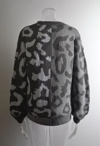 Rückansicht eines Strickcardigans in Übergröße mit Leopardenmuster und Rippbündchen