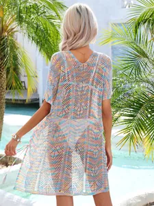 Vista trasera de un cubre-bikini de punto colorido para las vacaciones de verano en la playa.