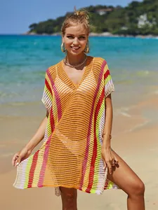 Donna che indossa un copricostume all'uncinetto arcobaleno su una spiaggia calda