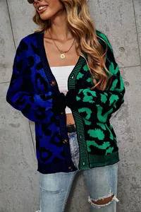 Detailansicht einer blau-grünen Strickjacke mit Leopardenmuster und Knopfleiste.