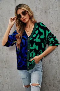 Nahaufnahme eines modischen blau-grünen Strick-Cardigans mit Leopardenmuster.