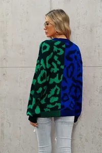 Detaillierte Rückansicht einer Damenstrickjacke mit Leopardenmuster in Grün und Blau