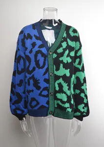 Detailansicht eines Strick-Cardigans mit Leopardenmuster, V-Ausschnitt und Knopfverschluss.