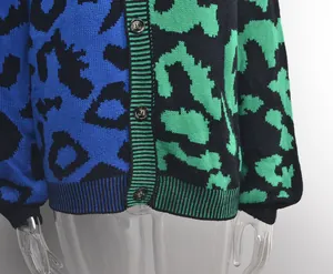 Detail eines gestrickten Cardigans mit Leopardenmuster und Knöpfen für den Winter