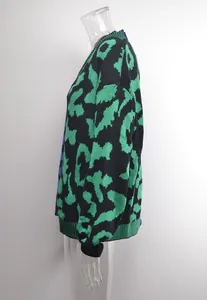 Seitenansicht eines grün-schwarzen Strick-Cardigans mit Leopardenmuster