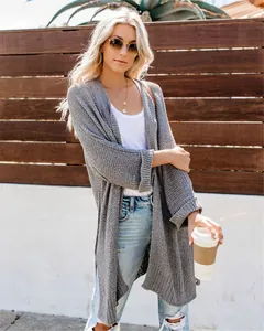Lässiger grauer mittellanger Strick-Cardigan mit offener Vorderseite für Damen im Freien