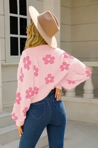 Vista trasera de un cárdigan rosa peludo con grandes patrones de flores y corte corto.