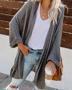 Detail eines grauen, grob gestrickten, mittellangen Cardigans für einen Freizeit-Look