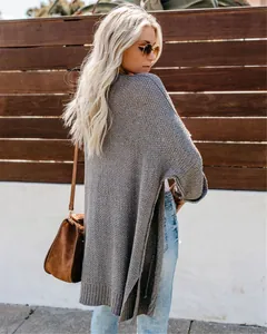 Detailansicht graue lange Strickjacke mit übergroßer Passform und Fledermausärmeln
