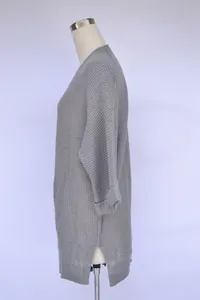 Seitenansicht einer grauen langen Strickjacke mit Textur- und Seitenschlitzdetails.