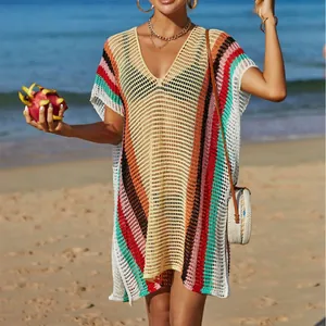 Copricostume da spiaggia all'uncinetto arcobaleno con design traforato per l'estate