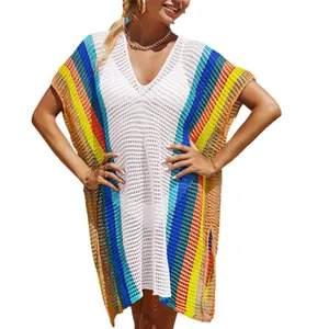 Tunica copricostume da spiaggia all'uncinetto a righe arcobaleno per il look estivo