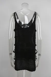 Detaillierte Rückansicht eines sexy schwarz gestrickten Strand-Cover-ups an einer klaren Schaufensterpuppe