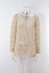 Detalle de elegante salida de baño de ganchillo beige con patrón calado y cuello en V.