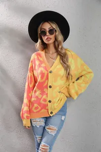 Detailansicht des lebhaften Strick-Cardigans mit Leopardenmuster und Knopfverschluss.
