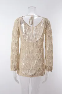 Vista trasera detallada de un vestido playero de ganchillo beige con espalda abierta