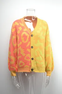 Vorderansicht einer farbenfrohen Strickjacke mit Leopardenmuster und Knopfleiste