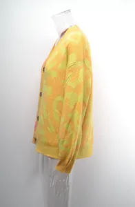 Seitenansicht der übergroßen Strickjacke mit Leopardenmuster und Knöpfen in Orange