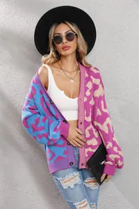 Detailansicht der Damen oversized Strickjacke mit Leopardenmuster und Farblock-Design