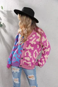 Detailansicht eines farbenfrohen Cardigans mit Leopardenmuster und Knopfverschluss