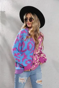 Detaillierte Ansicht einer bunten Damen Oversize Strickjacke mit Leopardenmuster und Knöpfen