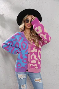 Detailansicht der Damen-Strickjacke mit Leopardenmuster und Knopfleiste