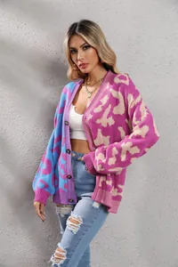 Detailaufnahme eines gestrickten Cardigans mit Leoparden-Patchwork und Knöpfen