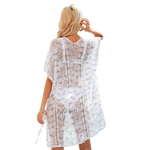 Elegante salida de baño de punto blanco con estampado floral azul para el verano