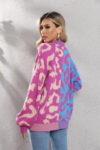 Detailansicht eines übergroßen Damenstrickpullovers mit Leopardenmuster in Lila und Blau