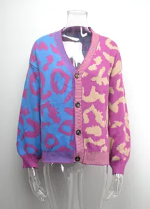 V-Ausschnitt Strickjacke mit Leoparden-Patchwork, Oversized-Passform und Knopfverschluss