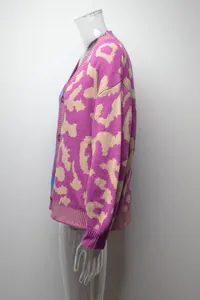 Seitenansicht der lila gestrickten Damenjacke mit großem Leopardenmuster