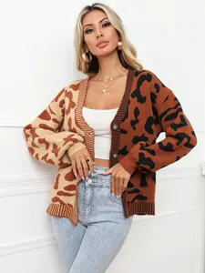 Detaillierte Nahaufnahme eines Strick-Cardigans mit Leopardenmuster-Patchwork und Knöpfen.