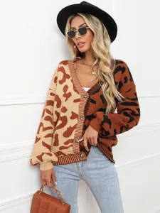 Detailansicht der Strickjacke mit Leopardenmuster-Patchwork und Knopfleiste am V-Ausschnitt