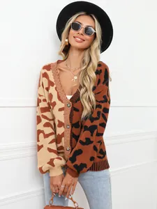 Detailansicht eines gestrickten Cardigans mit Leopardenmuster und Knöpfen.