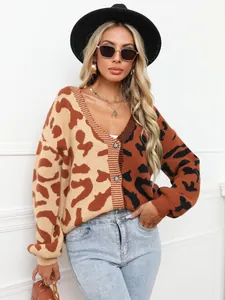 Detailansicht Damen Strickjacke mit Leopardenmuster und Knopfverschluss
