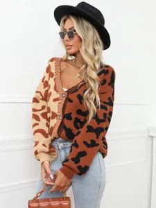 Detailaufnahme eines modischen Strick-Cardigans mit Leopardenmuster und Knopfverschluss